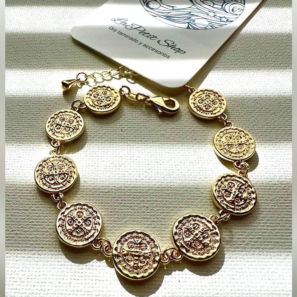 Pulsera ajustable de San Benito con nueve monedas de doble cara.